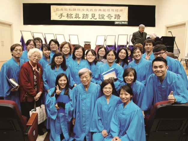 於巴克禮牧師手稿真跡見證禮拜上，駱維道指揮鄉音樂聲敬拜。（駱維道提供）