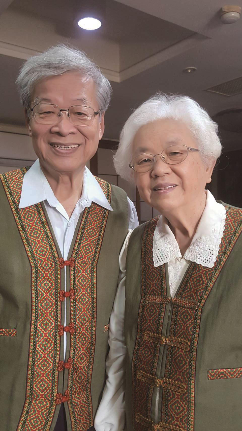 駱維道牧師和駱師母蘇蕙蓁穿著排灣族服裝合影。（駱維道提供）