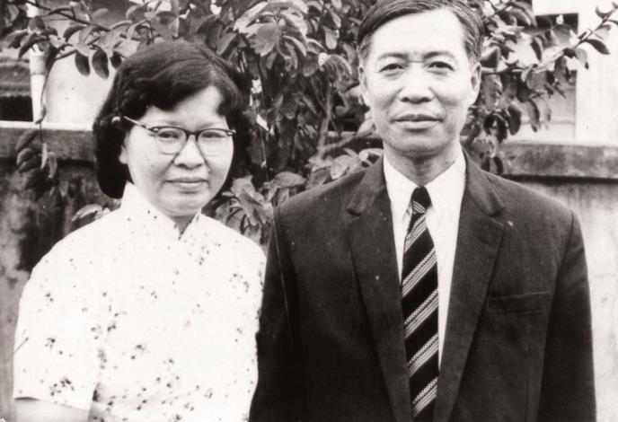 駱維道生長於牧師家庭，從小耳濡目染教會詩歌，圖為其雙親駱先春牧師與洪敏師母／1950。（駱維道提供）