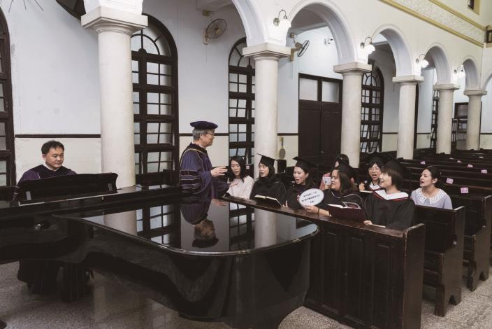 禮拜前的小詩班練習。（駱維道提供） 