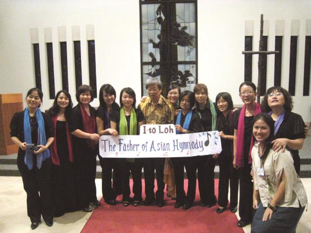 駱維道帶領台南神學院搧樂女聲合唱團於新加坡三一神學院演唱。（駱維道提供）