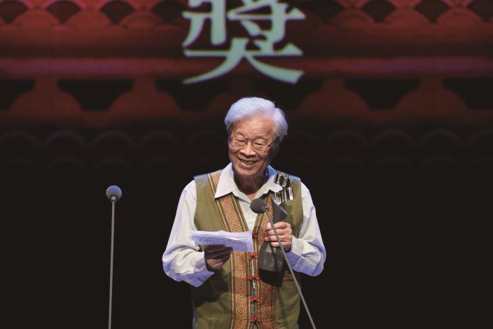 音樂學家駱維道博士在學術研究、音樂創作和宗教音樂推廣貢獻卓著，榮獲第35屆傳藝金曲獎「音樂類特別獎」。（國立傳統藝術中心提供）