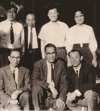 時任「聖詩」編輯助理（音樂編輯），駱維道與同好經常相互切磋／1964。（駱維道提供）