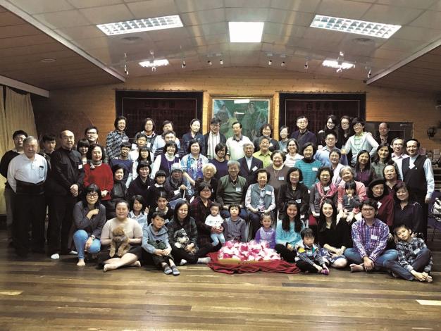 辛苦的田調工作需要家人鼎力支持。圖為2018年駱家大團圓。（駱維道提供）