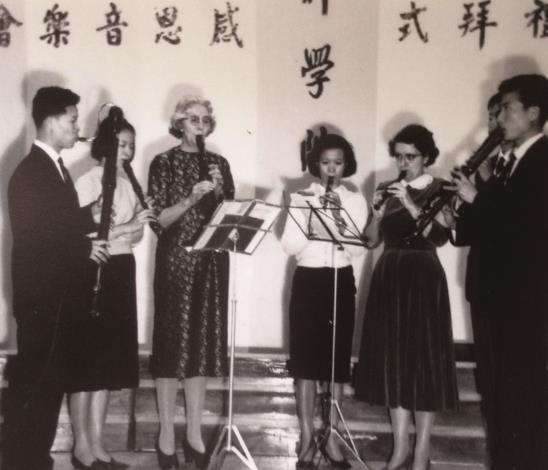 在台南神學院與木笛合奏演出，此時駱維道心中已醞釀「黃人靈歌」／1963。（駱維道提供）