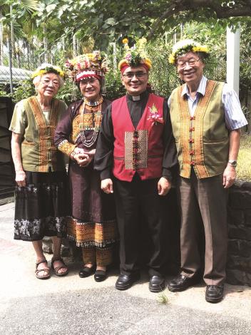 駱維道致力於田野調查，對全球民族音樂的研究具重要意義。圖為駱維道牧師、師母與排灣、阿美族的學徒。（駱維道提供）