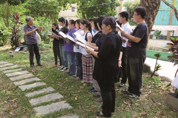 駱維道指揮帶領Were you there「主受釘彼時，你有佇遐無?」（駱維道提供）