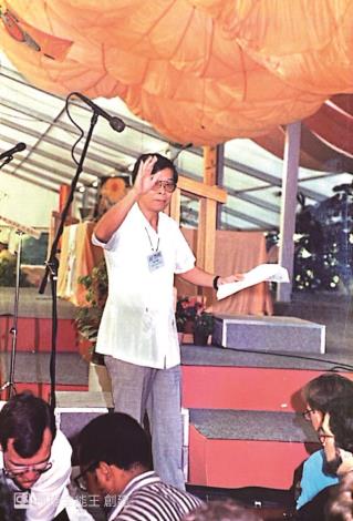 駱維道於1991年普世教協第七屆大會領唱，教導4000多人一起唱亞洲歌，現場很令人感動。（駱維道提供）