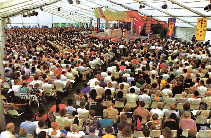 駱維道於1991年普世教協第七屆大會領唱，教導4000多人一起唱亞洲歌，現場很令人感動。（駱維道提供）