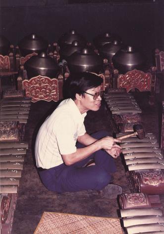 洛杉磯加利福尼亞大學UCLA彈Gamelan 銅片琴。（駱維道提供）