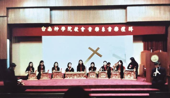 臺南神學院音樂禮拜演奏峇里島安克隆甘美朗，駱維道於右方吹Suling笛。（駱維道提供）