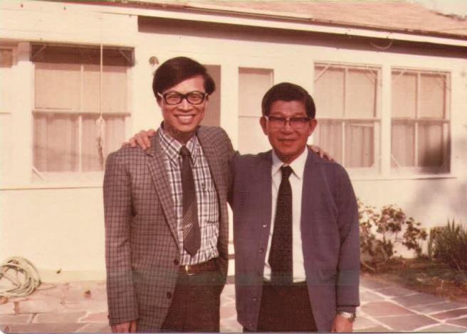 1982年與恩師黃彰輝院長於洛杉磯合影。（駱維道提供）