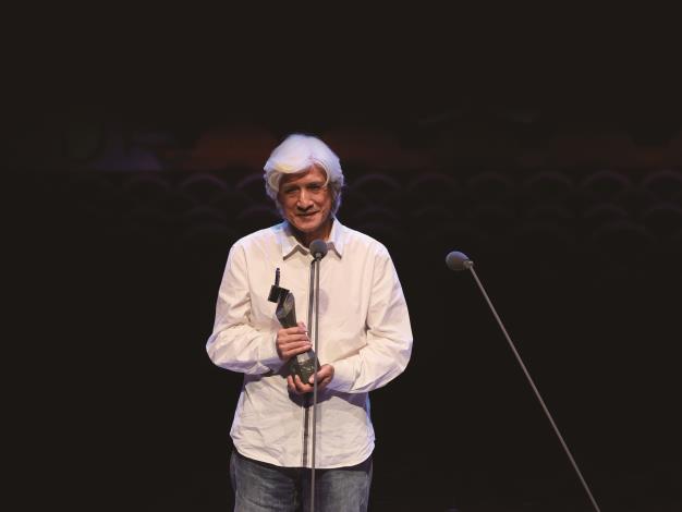 戲劇學者邱坤良教授致力於臺灣戲曲研究與創作，其著作猶如臺灣歷史行動劇，榮獲第35屆傳藝金曲獎「戲曲表演類特別獎」。（國立傳統藝術中心提供）