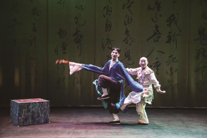 國光劇團2014的戲曲實驗作品《賣鬼狂想》，導演宋厚寬揮灑自如，呈現傳統丑角戲的另一種風貌。（國立傳統藝術中心提供）