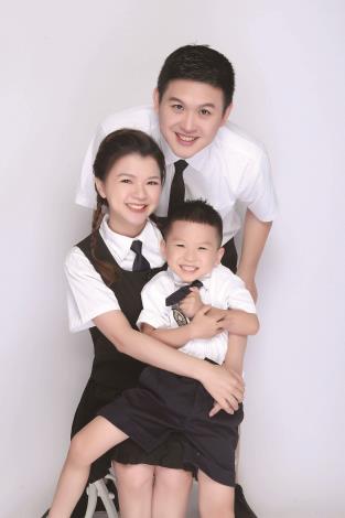 5沈翎玄（中）不只是另一半，更是鄭光智音樂路上相知相惜的好夥伴。（鄭光智提供）