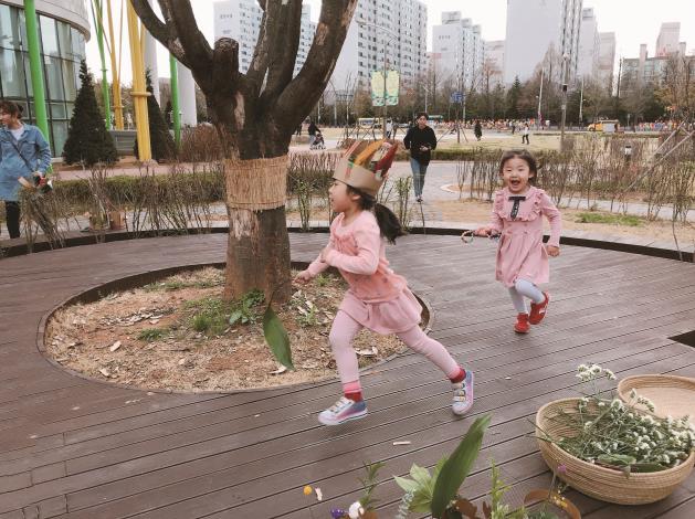 林宇儂於韓國高陽兒童博物館舉行「大自然的加冕」工作坊時，孩子們戴著自己設計製作的頭冠回到自然中遊戲玩耍。（林宇儂提供）
