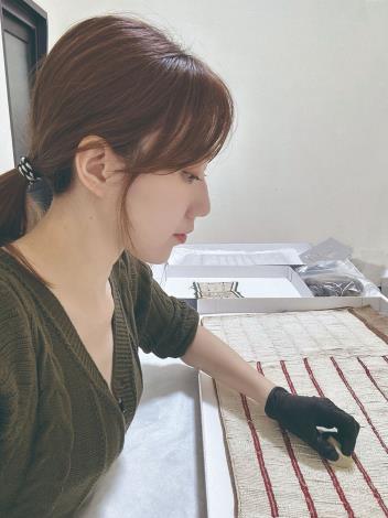 修復使用的材料必須可逆，每一個動作、每一針每一筆，都必須謹守文物修護師倫理。（葉昭旻提供）