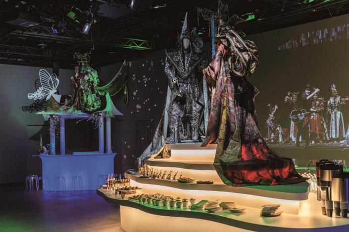 吳興國喜歡顛覆，不僅推出科藝京劇，還將劇場變身茶樓，民眾可以邊吃邊欣賞演出，體驗各種實驗場景。（當代傳奇劇場提供）