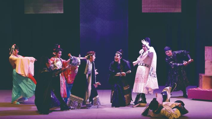 2025《暗夜花香來》，許栢昂以歌仔戲製作人、導演角色回歸。（栢優座提供）