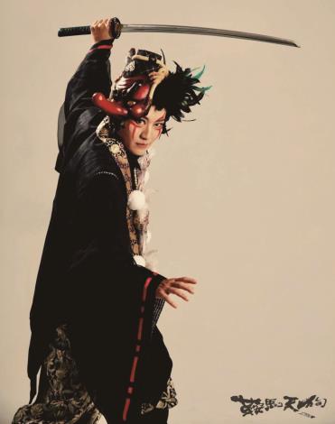 奇巧胡撇仔劇場第二號作品《鞍馬天狗》，日本寶塚、搖滾樂都能在劇中與傳統戲曲相融。（奇巧劇團提供）