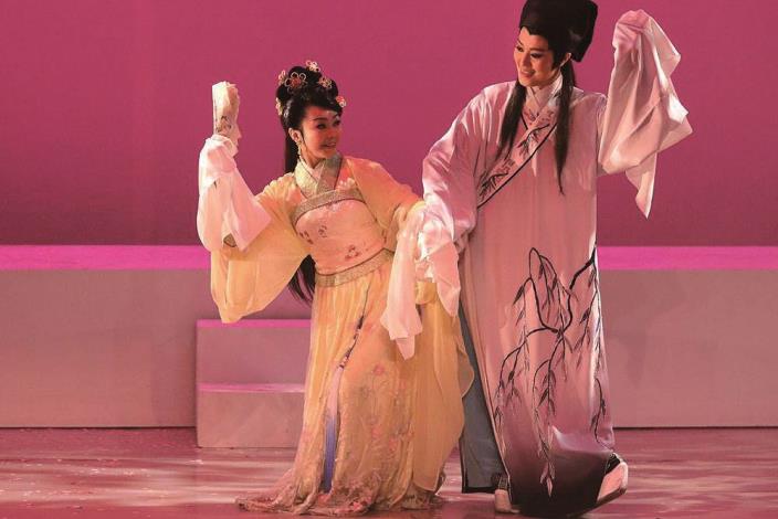 2017年大稻埕第四屆青年戲曲藝術節，《蝴.蝶.效.應》從山伯死亡開始，四九不經意發現念詩稿能回到過去......，採用歌仔戲曲牌與黃梅調做為主要結合，「？」號人物則採用吉他伴奏與數板，觀眾也開啟了一段不同凡響的音樂旅程。（奇巧劇團提供）