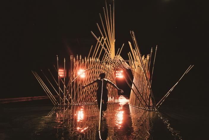 2023臺北藝術節，陳煜典 x 范承宗的《脫殼》美得叫人屏息。（秦大悲攝／陳煜典提供）