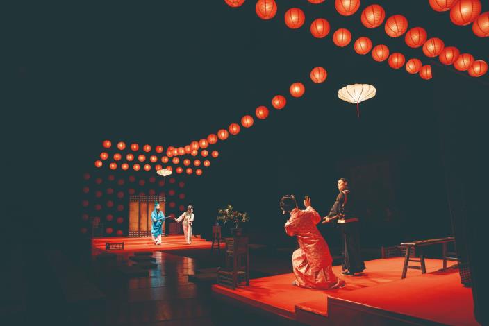 在江之翠劇場《行過洛津》中，陳煜典運用雙邊對台，由觀眾直接見證兩方如何呼應。（秦大悲攝／陳煜典提供）