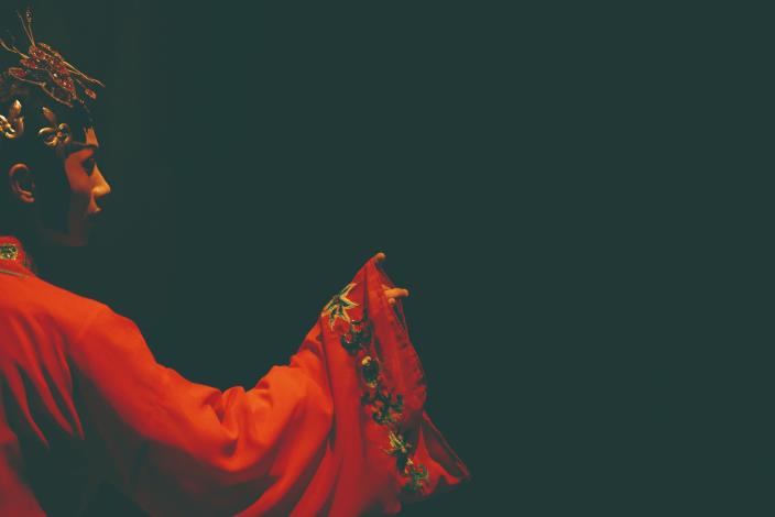 在江之翠劇場《行過洛津》中，陳煜典特別喜愛互相打對台，卻又沒有傳統那種拚台的氛圍。（秦大悲攝／陳煜典提供）