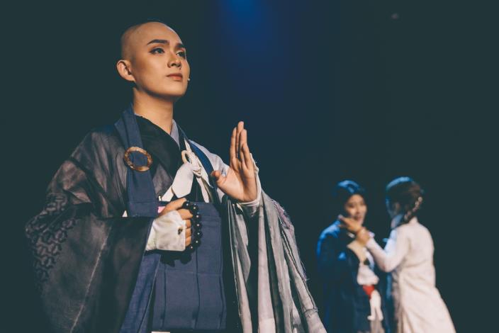 以傳統戲曲為基底佐現代劇場手法，陳煜典在《水淹台北城》重新詮釋白蛇的人性。（黃煌智攝／浩明創意工作室提供）