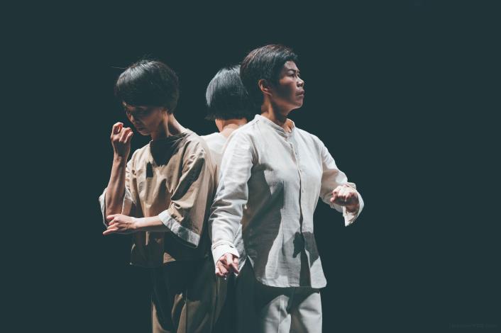 雖在現代劇場，但窮劇場的演員特地上課學習梨園戲身段。圖為《感謝公主》劇照。（林育全攝／高俊耀提供）