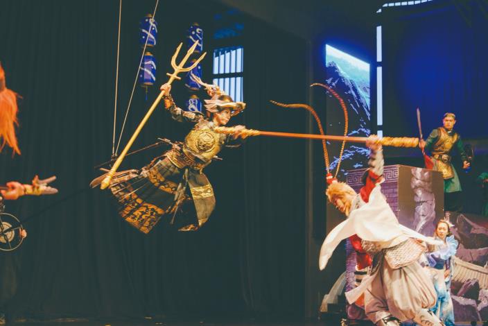 結合傳統歌仔戲的深厚底蘊與現代電影高空特技，創造出一場親子共享的視覺大饗宴，可以一起來宜蘭大鬧龍宮！（黃奕甯攝／全聯善美的文化藝術基金會）