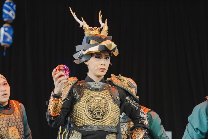 原來傳統藝術還可以這樣玩！融入民俗、特技與武術的美猴王，沉浸式觀看體驗，看個千遍也不厭倦。（黃奕甯攝／全聯善美的文化藝術基金會）