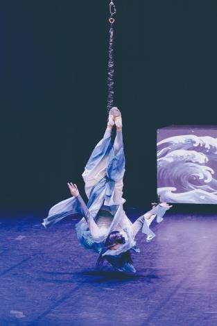 吳俊希和太太楊靜（製作人兼藝術總監）共同創作《齊天大聖鬧龍宮》，楊靜以其舞蹈背景著重於藝術的精緻與深度，吳俊希則以電影經驗貼近觀眾視角。（黃奕甯攝／全聯善美的文化藝術基金會）