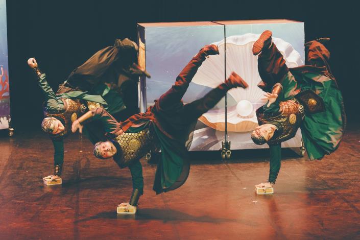 原來傳統藝術還可以這樣玩！融入民俗、特技與武術的美猴王，沉浸式觀看體驗，看個千遍也不厭倦。（黃奕甯攝／全聯善美的文化藝術基金會）