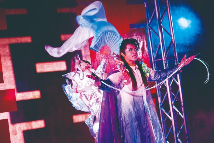 明日和合將古典戲曲元素解構後重組身份錯置、情感錯綜與性別流動。（李欣哲攝／明日和合製作所提供）