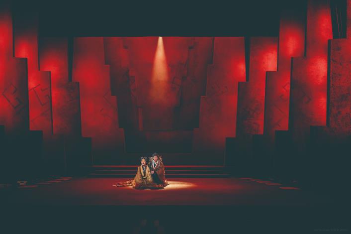 《申生》的舞臺設計呼應多重意涵的演出。（林育全攝／王世信提供）