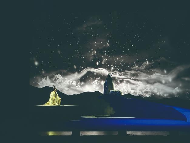 《臥龍：永遠的彼日》舞臺設計有各種斜坡高臺，利於多重時空轉換，且美不勝收。（王世信攝／王世信提供）