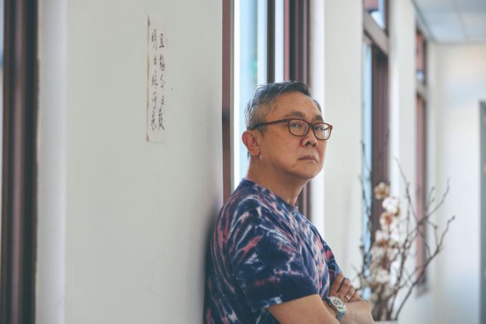 王世信設計作品涵括了戲劇、傳統戲曲、兒童劇、舞蹈及歌舞劇等，能量滿滿，曾經一年就做了六個案子。（徐榕志攝）