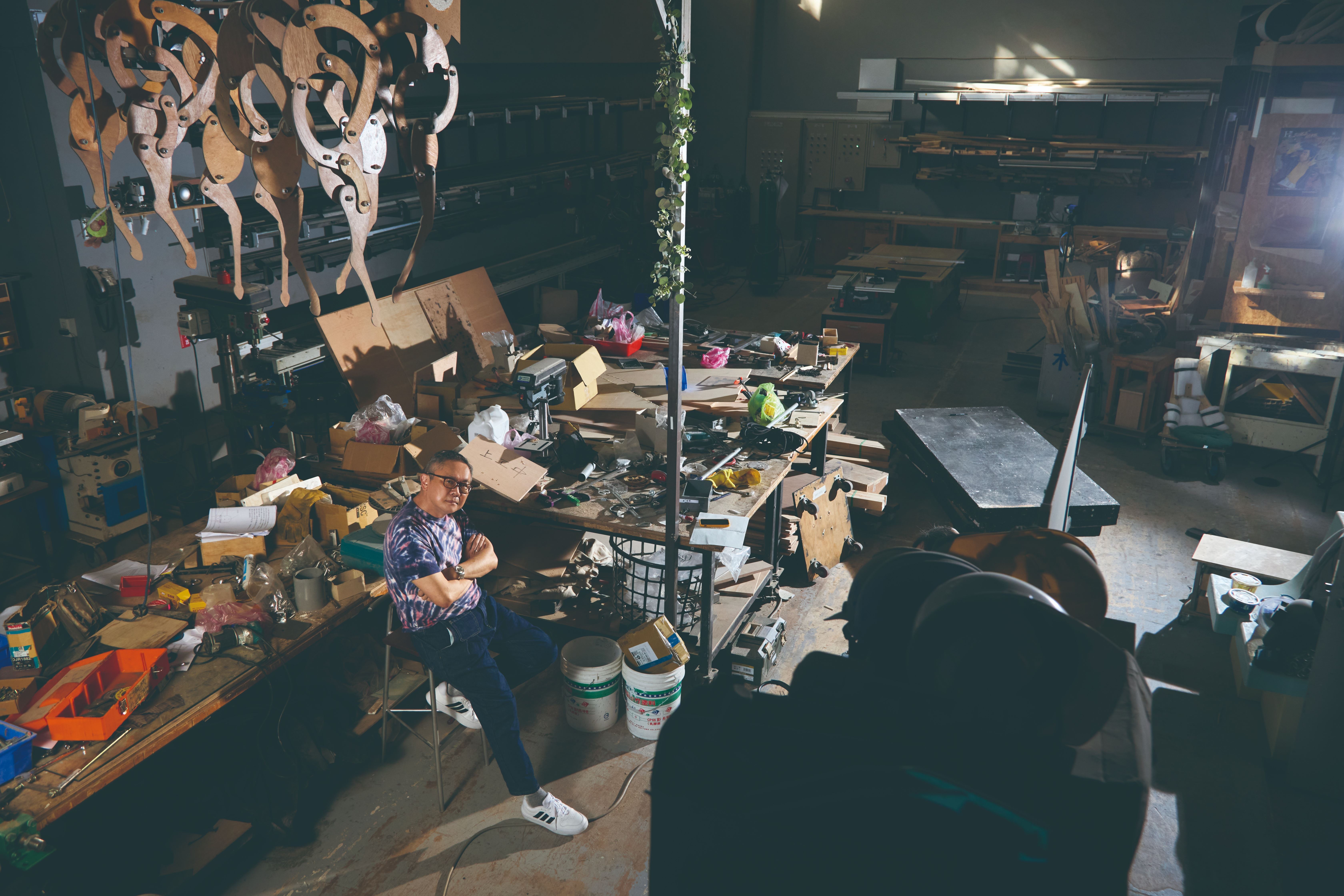 從高中立志成為舞蹈家的那個小夥子，到如今身為國立臺北藝術大學戲劇學院院長，40幾年來，王世信不變的是「凝視舞臺」的熱情。（徐榕志攝）