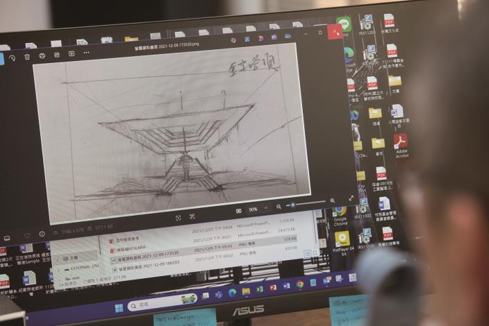 舞臺設計不是教出來的，要自己學才行。王世信說，舞臺設計家必須真誠面對自己的作品。（徐榕志攝）