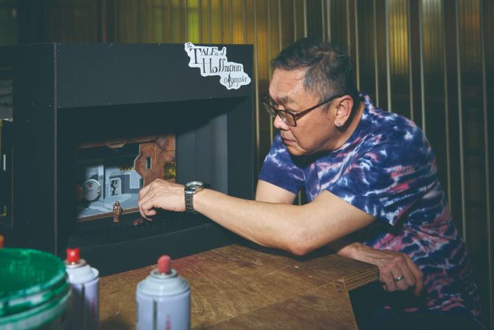 王世信說，舞臺設計最終的目的是給觀眾一次美好的看戲體驗。（徐榕志攝）