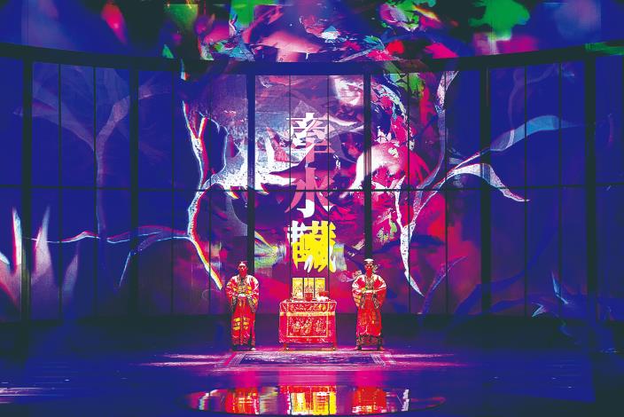 《牽水車藏》中，車克謙運用燈光設計打破大家對九天民俗技藝團既定印象，甚至還讓演員彷彿浮在空中。（車克謙提供）