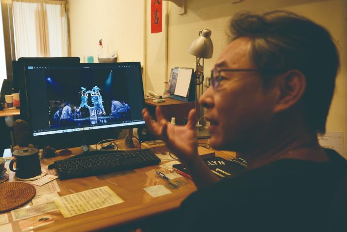 遙想無電腦的手工時代，車克謙曾經見證臺灣現代劇場蓬勃發展的80年代，大量巡演打下紮紮實實調燈基本功。（張智傑攝）