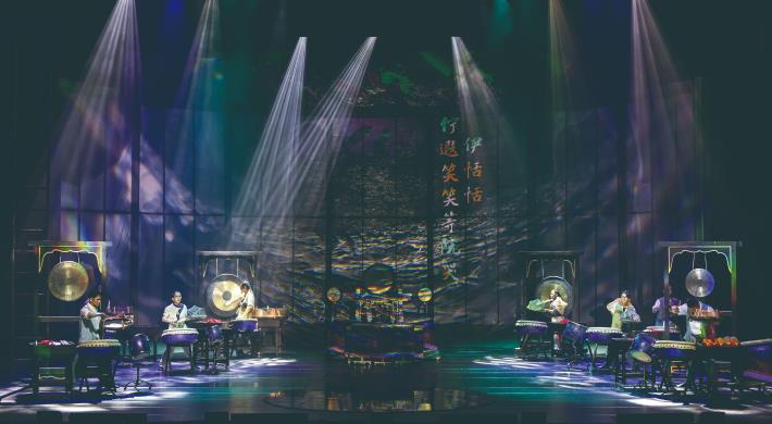 《牽水車藏》中，車克謙運用燈光設計打破大家對九天民俗技藝團既定印象，甚至還讓演員彷彿浮在空中。（車克謙提供）
