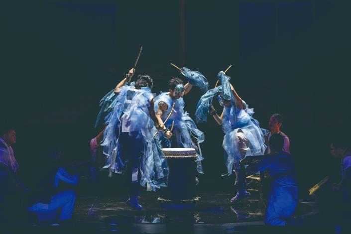 《牽水車藏》中，車克謙運用燈光設計打破大家對九天民俗技藝團既定印象，甚至還讓演員彷彿浮在空中。（車克謙提供）