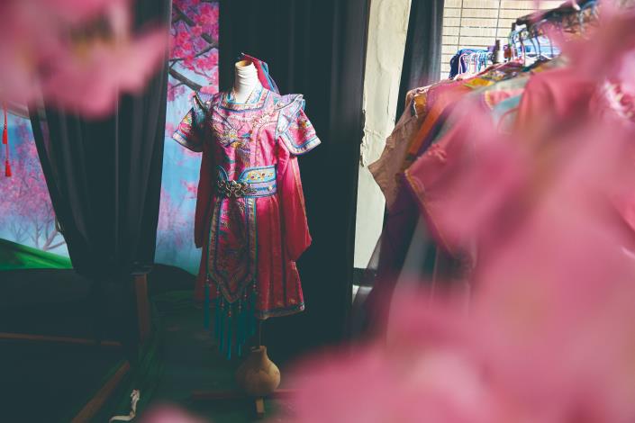 剛中帶柔的女戰甲，延續傳統戲服精神，以手推袖勾勒古典曲線，展現舞臺上女性角色的堅毅與美感。（徐榕志攝）