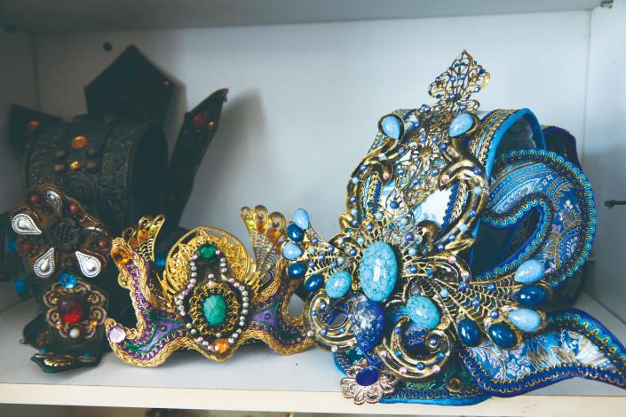 華冠映襯角色氣質，配件細節皆為手工雕琢，彰顯人物身分差異。由右至左為兩位小生與一位將軍的冠飾。（徐榕志攝）