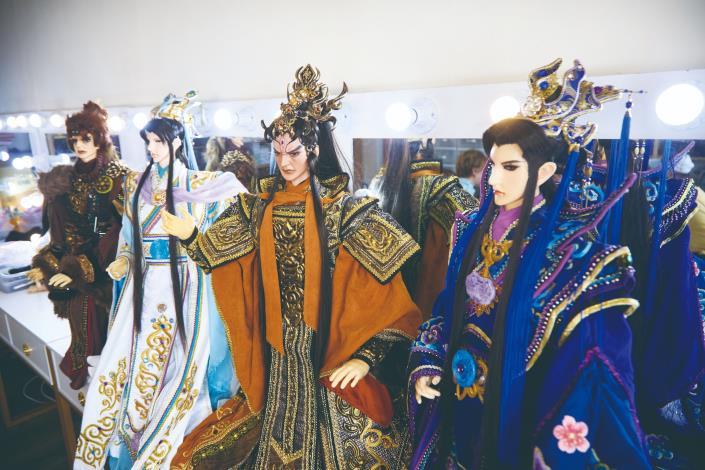 刺繡未減其華，戲服雖小如掌，神韻仍然生動。由右至左依序為：周公、二郎神楊戩、伯邑考與后羿，各具其傳奇背景與戲劇命運。（徐榕志攝）