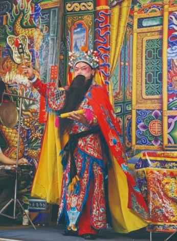 未轉換武場樂師之前的黃銘勳曾是一位相當颯爽俐落的武生，1為他18歲演出《樊江關》飾演樊洪；2為今年在民權歌劇團扮仙戲《醉八仙》飾演漢鍾離。（黃銘勳提供）