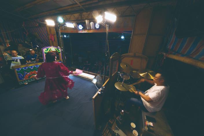 外臺演出為呈現熱鬧氣氛，目前多會搭配爵士鼓，黃銘勳也自學鑽研應用。此為民權歌劇團演出現場。（徐榕志攝）